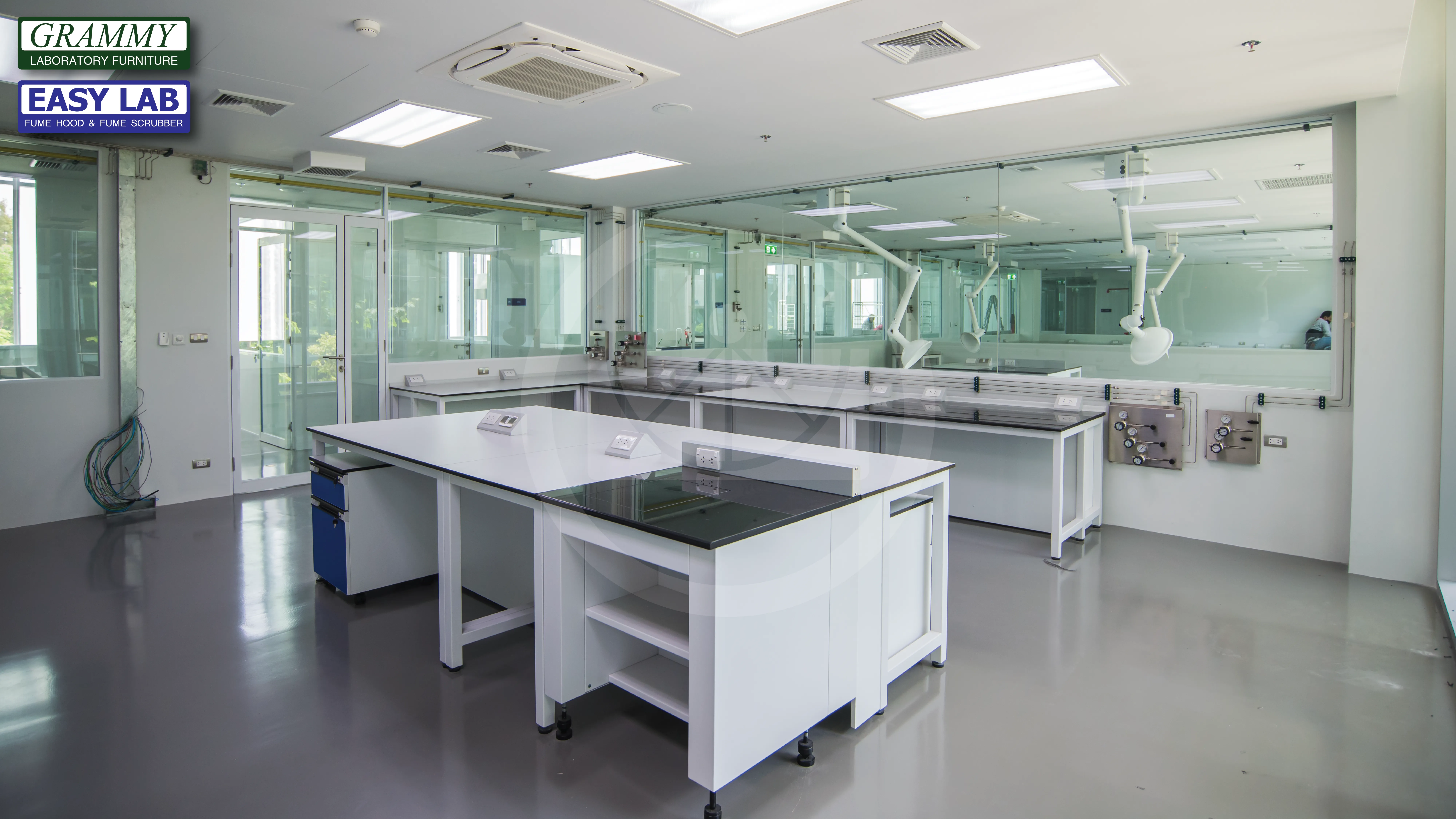 ติดตั้งโต๊ะปฏิบัติการ GRAMMY & ตู้ดูดควัน EASY LAB